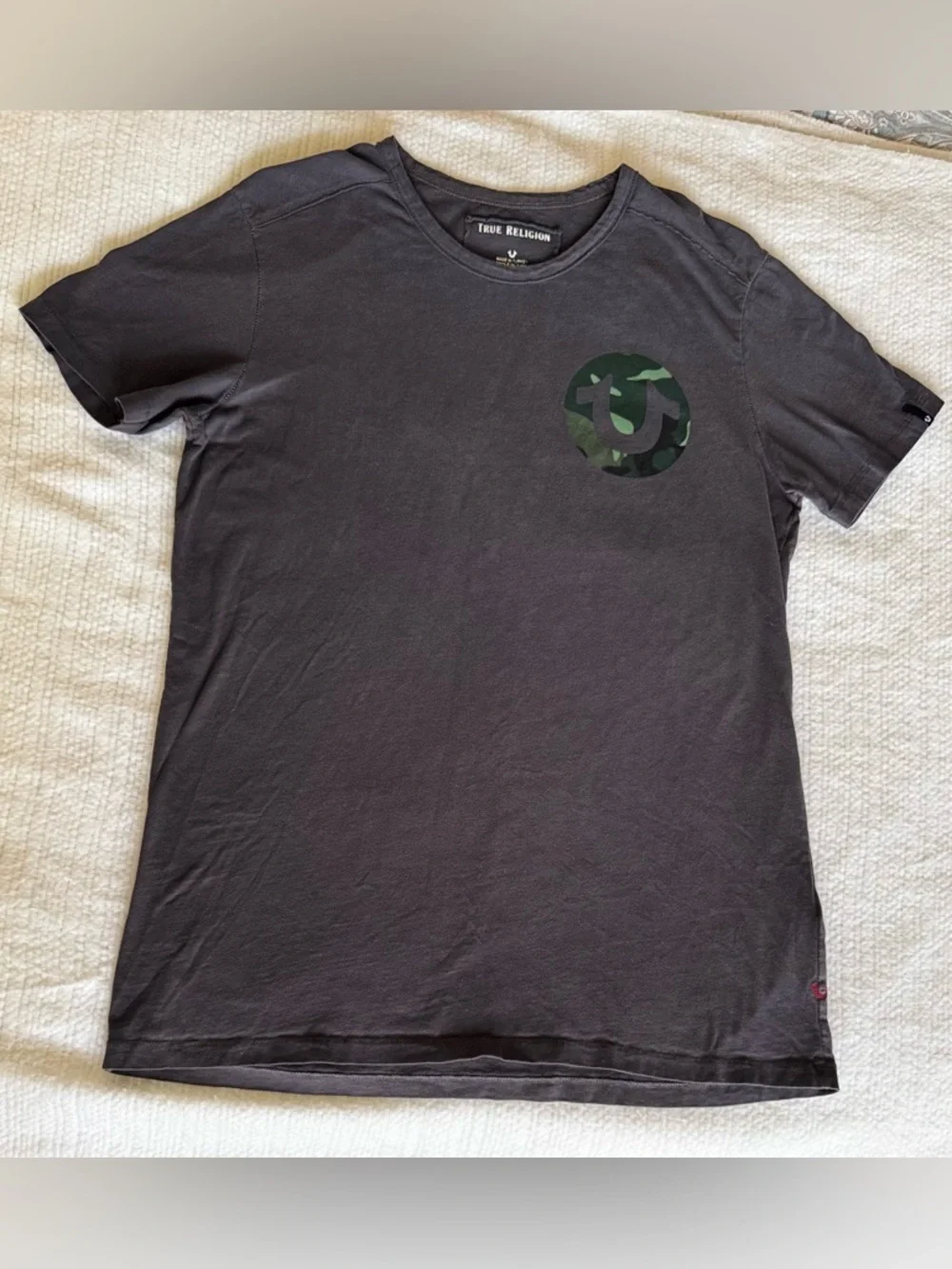 TRUE RELIGION Grey Blue Short Sleeve Tee w Green Camo Logo Mens T-shirt